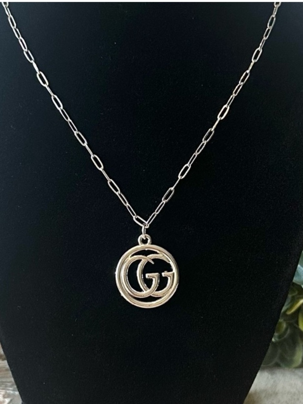 Gucci Double G Round Pendant Necklace in Silver
